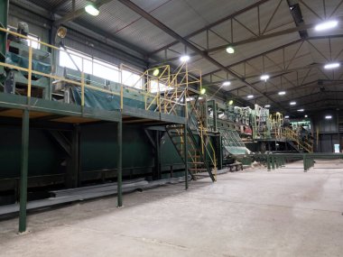 Kereste fabrikası. Bir ahşap fabrikasının atölyesi..