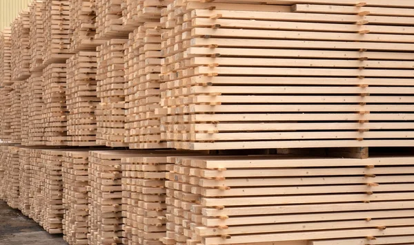 Magazyn drewna. Deski drewniane w stosach — Zdjęcie stockowe