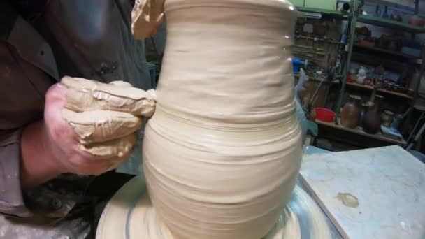 ろくろの上の男性の陶芸家は粘土のセラミックジャグを作ります. — ストック動画