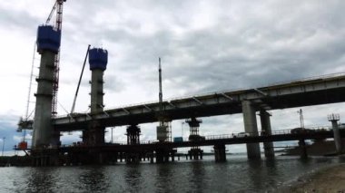 Nehir boyunca kablo destekli yeni bir köprü inşaatı. Mühendislik yapıları.