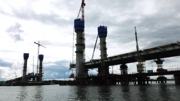 Egy új kábeles híd építése a folyó túloldalán. Mérnöki struktúrák. — Stock videók