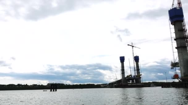 Construção de uma nova ponte sobre o rio. Estruturas de engenharia. — Vídeo de Stock