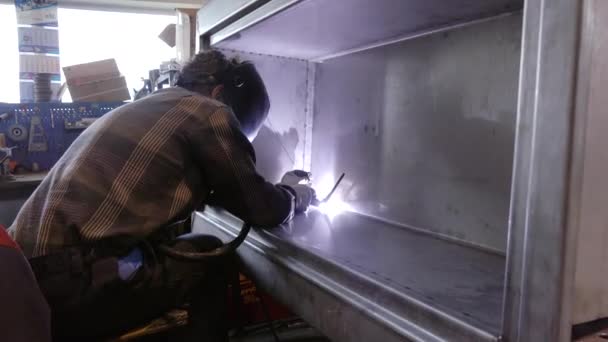 焊机。生产中的焊接工作. — 图库视频影像