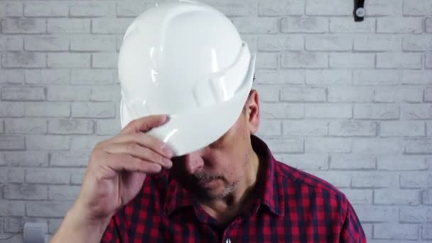Портрет человека в строительном шлеме и респиратор на лице. — стоковое видео