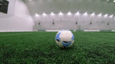 Fotokopi alanı olan yeşil çimlere yerleştirilmiş bir futbol topu..