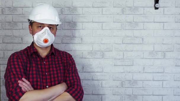 Portrét muže ve stavební helmě a respirátor na tváři. — Stock video
