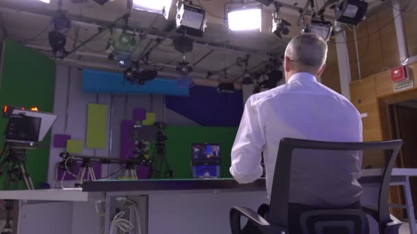 Pembaca berita di studio, langsung. Seorang pria kulit putih karismatik membahas peristiwa sehari-hari . — Stok Video