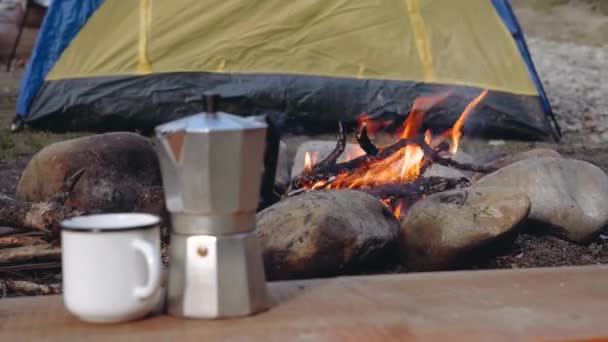 焚き火はテントの近くで燃える。キャンプテントの近くで薪を燃やす美しい景色. — ストック動画