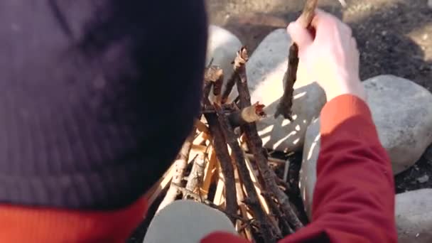 Turista stávkující ferrocerium tyč, aby se táborák na turistiku dobrodružství — Stock video