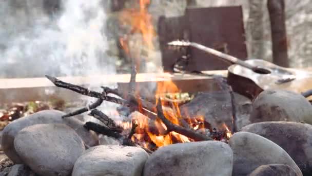 Oheň hoří u stanu. Krásný výhled na hořící dřevo v blízkosti stanů. — Stock video