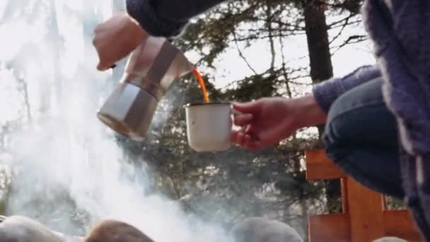 Cestovatel žena nalije sám horkou kávu vedle táboráku — Stock video