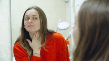 Genç güzel kız kendini Aynaya bakar