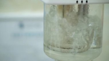 Suyun kaynaması sırasında hava kabarcıklarının oluşumu 