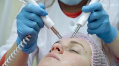 Güzeller güzeli kadın spa salonunda mikroakım tedavisi görüyor..