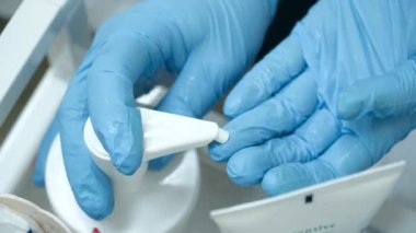 Yüz bakımı için kozmetik prosedürleri üzerine spa salonundaki bir kadın.. 