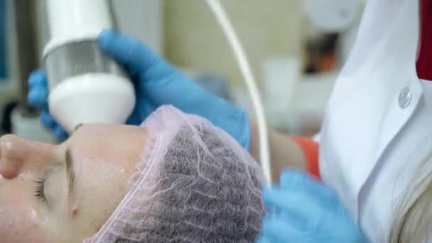 Косметолог проводит процедуру микродермабразии кожи лица женщины. — стоковое видео
