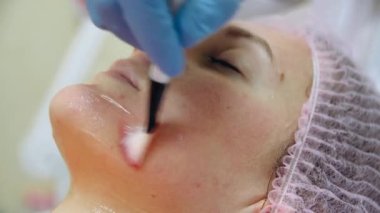 Güzellik kliniği. Güzel bir kadın profesyonel yüz yaşlanmasına karşı prosedür uyguluyor.. 
