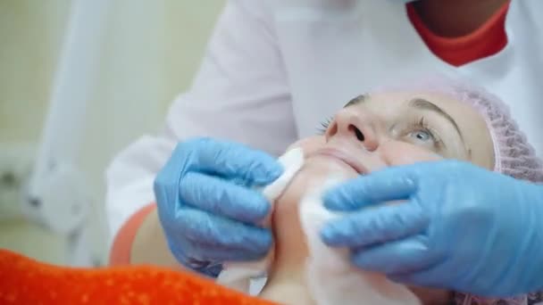 Vrouw in een spa salon over cosmetische ingrepen voor gezichtsverzorging. — Stockvideo