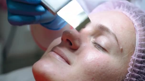 Schoonheidsspecialiste maakt medische therapeutische ingrepen op een gezicht Vrouw — Stockvideo