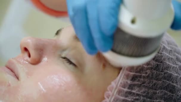 Cosmetólogo hace el procedimiento Microdermoabrasión de la piel facial de la mujer. — Vídeo de stock
