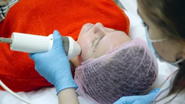 Cosmetologist faz o procedimento Microdermoabrasão da pele facial da mulher. — Vídeo de Stock