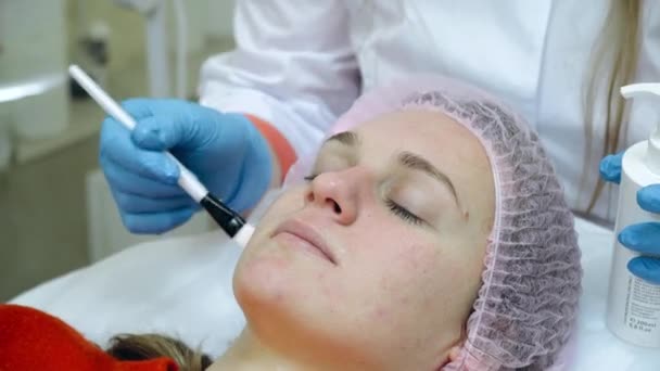 Koncept kosmetické kliniky. Mladá žena dostává profesionální obličejový zákrok. — Stock video