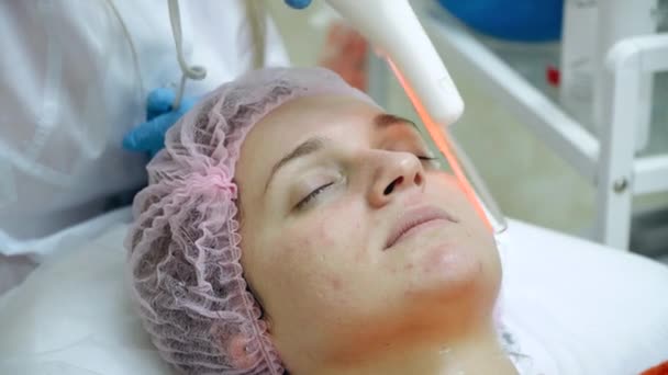Cosmetologie. Vrouw in kliniek krijgt stimulerende elektrische gezichtsbehandeling. — Stockvideo