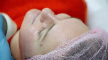 Kozmetik doktoru soğutucu mavi ışıkla manipüle ediyor.