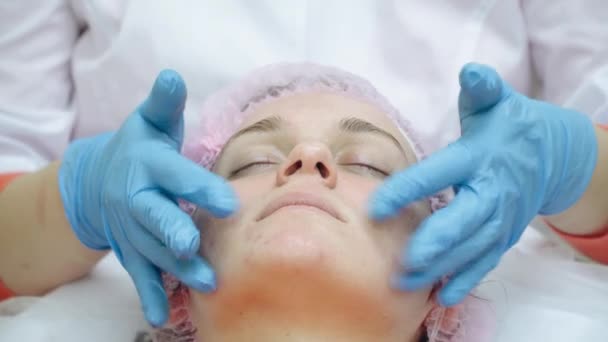 Žena v lázeňském salonu na kosmetické procedury pro péči o obličej. — Stock video