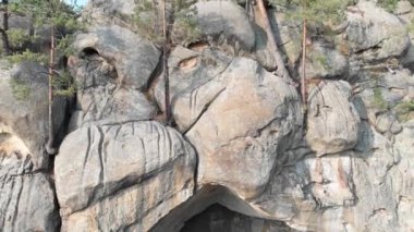 Kaya oluşumlarının hava aracı görüntüleri yükseliyor. Yüksek kalite 4k görüntü