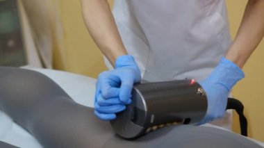  Ellerdeki ciltteki yağ kıvrımlarıyla savaş. Selüliti tedavi etmek için bir kadına masaj yapılır. Kozmetik salonundaki bir kız. Yüksek kalite 4k görüntü