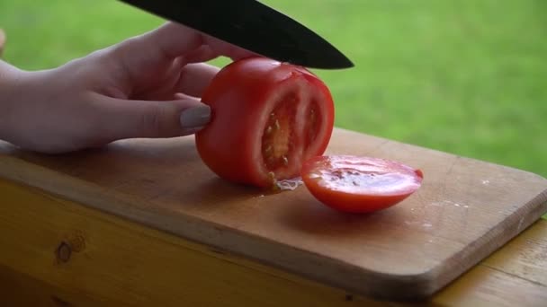 雌性手在厨房的木板上用小刀把红番茄切成片 优质Fullhd影片 — 图库视频影像