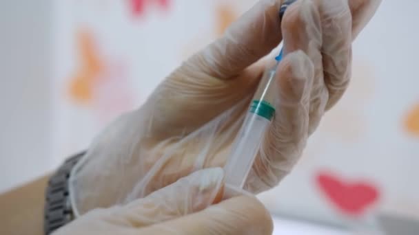 Dottore Porta Vaccino Covid Nella Siringa Vaccinazione Del Coronavirus Fiala — Video Stock