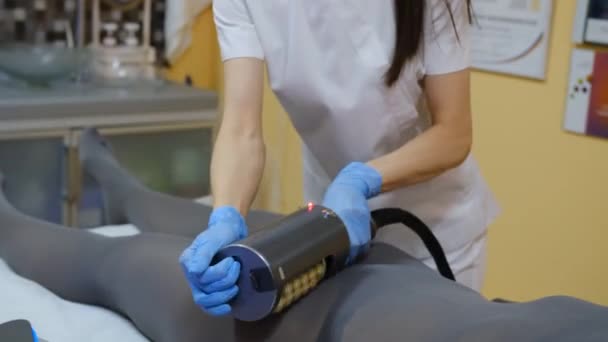 Lutar Contra Dobras Gordura Pele Nas Mãos Uma Mulher Recebe — Vídeo de Stock