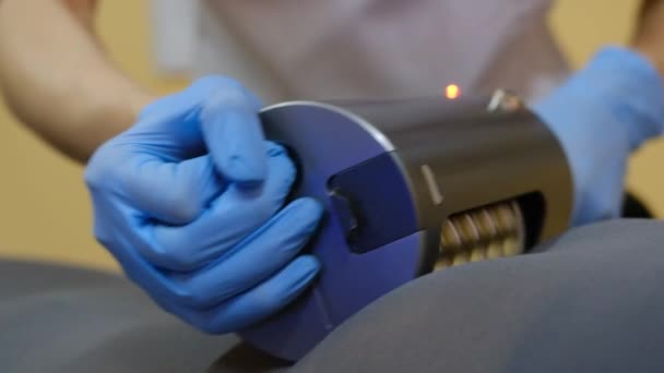 Lutar Contra Dobras Gordura Pele Nas Mãos Uma Mulher Recebe — Vídeo de Stock