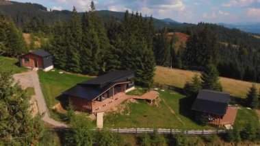 Karpatian dağ anteninde yanmış çim tarlaları. Hiç kimse doğa manzarası değil. Kırsal bölgelerdeki kır evleri. Dağcılık tatili. Güneş ladin ormanı. Karpatian dağlarına seyahat et. 