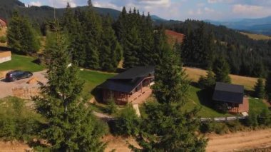 Karpatian dağ anteninde yanmış çim tarlaları. Hiç kimse doğa manzarası değil. Kırsal bölgelerdeki kır evleri. Dağcılık tatili. Güneş ladin ormanı. Karpatian dağlarına seyahat et. 