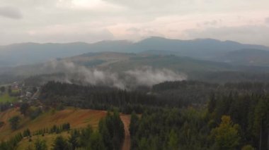 İnsansız hava aracı güneşli bir günde bulutların üzerinden uçar, ufuktaki yaz zirveleri. Heyecan verici ve büyüleyici sakin sakin bir uçuş sahnesi. Seyahat güzergahı cennet doğa konsepti. Yüksek kalite 4k