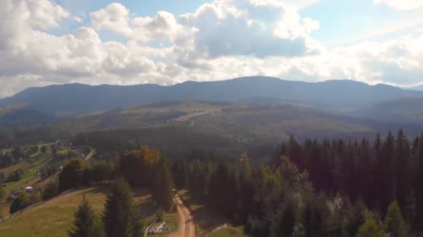 Névoa Aérea Sobre Aldeia Montanha Dia Sol Cottages Mount Hills — Vídeo de Stock