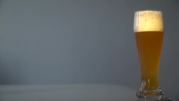 近くのバーでビールグラスを手に取ります 女性の手はガラスビールを拾う 高品質4K映像 — ストック動画