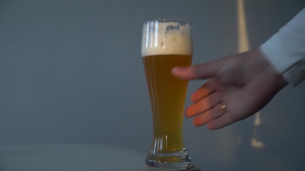 特写镜头手在酒吧拿起啤酒杯 女性的手拿起玻璃杯啤酒 高质量的4K镜头 — 图库视频影像