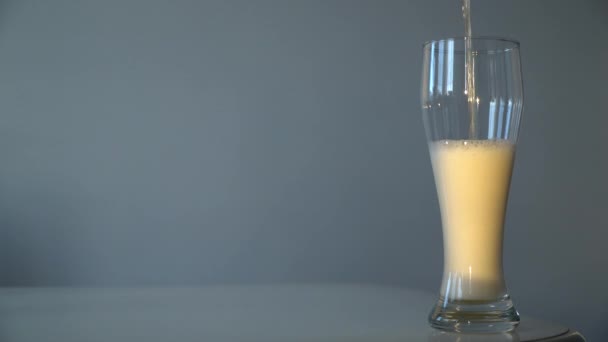 Close Gieten Licht Schuimig Bier Glas Witte Achtergrond Onherkenbaar Persoon — Stockvideo