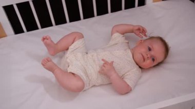 Yeni doğmuş bir bebeğin portresi. Anne çocuk yüzünü alerji kremi ya da başka bir cilt hastalığıyla kayganlaştırıyor. Çocuğun cildinde beyaz bir nokta. Yüksek kalite 4k görüntü