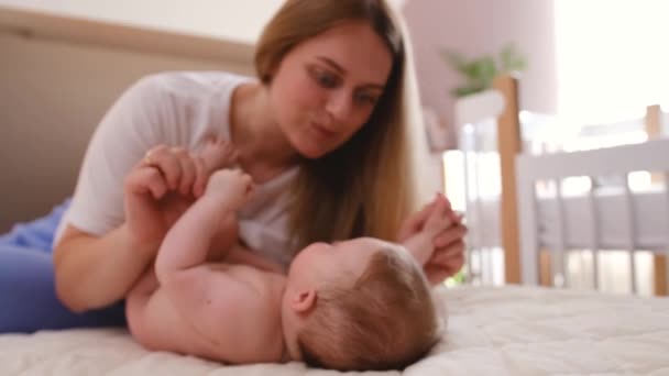 Authentic Close Shot Young Neo Mother Playing Her Newborn Baby — Stock Video