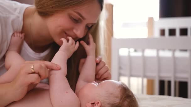 Азіатська Жінка Мати Грає Цілує Немовля Щоці Яко Ліжку Дитина — стокове відео