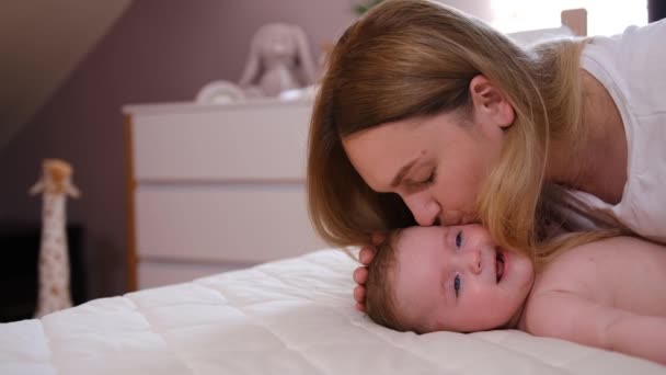 Cinematic Shot Neo Mother Caressing Kissing Affection Her Newborn Baby — Αρχείο Βίντεο