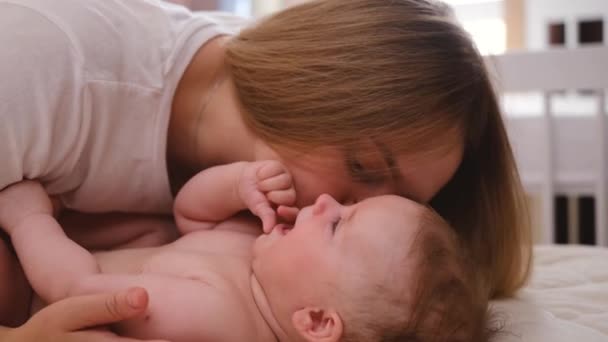 Жінка Мати Грає Цілує Немовля Щоці Яко Ліжку Дитина Щаслива — стокове відео