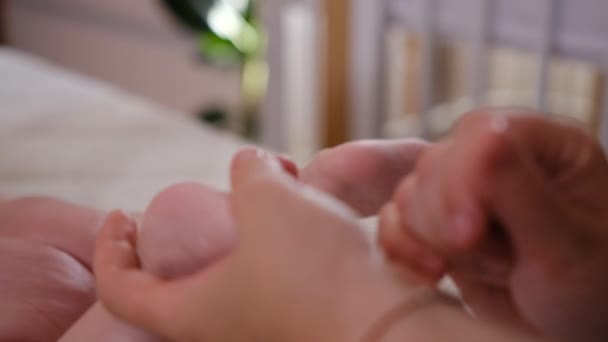 Sweet Newborn Baby Back Bottom Mom Applies Cream Babys Skin — Stockvideo