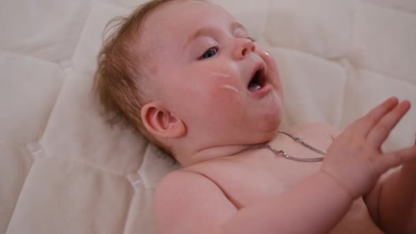 Closeup Mother Applying Moisturizing Baby Creme Prevent Dry Skin Concept — Vídeo de Stock