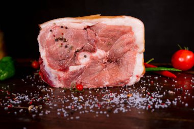 Siyah arka planda çiğ biftek. Yüksek kalite fotoğraf